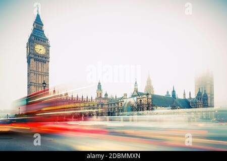 Big Ben und beweglichen doppeldeckerbus in London, Großbritannien Stockfoto