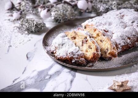 Weihnachtskuchen mit Weihnachtsschmuck auf weißem Marmor Stockfoto