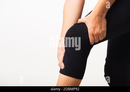 Nahaufnahme junge Frau Schmerzen, Schmerzen Knie leiden und sie verwendet Handgelenk halten Knie Agonie, Studio Schuss isoliert auf weißem Hintergrund Rheuma Gesundheit Stockfoto