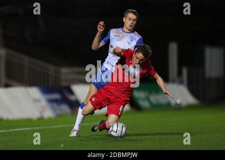 HARTLEPOOL, ENGLAND. 17. NOVEMBER: Lewis Cass von Hartlepool United kämpft am Dienstag, den 17. November 2020 im Vanarama National League-Spiel zwischen Hartlepool United und Wrexham im Victoria Park in Hartlepool um den Besitz von Luke Young aus Wrexham. (Kredit: Mark Fletcher - MI News ) Kredit: MI Nachrichten & Sport /Alamy Live Nachrichten Stockfoto