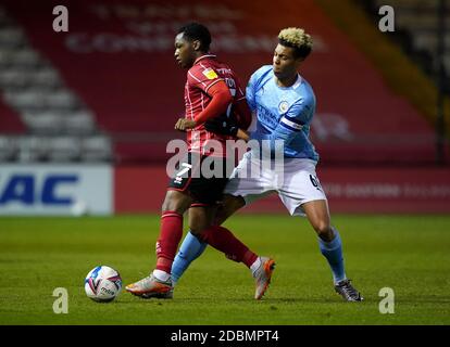 Tayo Edun von Lincoln City und Felix Nmecha von Manchester City (rechts) kämpfen während des Papa John's Trophy-Spiels in Sincil Bank, Lincoln, um den Ball. Stockfoto