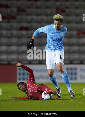 Tayo Edun von Lincoln City und Felix Nmecha von Manchester City (TOP) kämpfen während des Papa John's Trophy-Spiels in Sincil Bank, Lincoln, um den Ball. Stockfoto