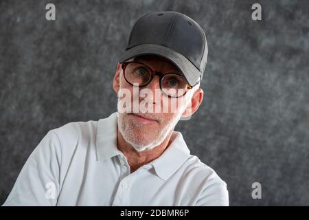 Ein sechzig Jahre alter Mann, der eine Baseballmütze trägt Stockfoto