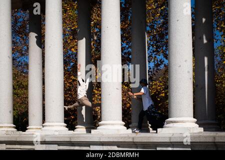 Madrid, Spanien. November 2020. Die Menschen genießen sich im El Retiro Park, Madrid, Spanien, 17. November 2020. Quelle: Meng Dingbo/Xinhua/Alamy Live News Stockfoto