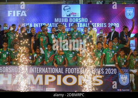 Spieler aus Bangladesch feiern nach dem Gewinn der Mujib Barsho FIFA International Football Series 2020 gegen Nepal am 17. November 2020 im Bangabandhu National Stadium in Dhaka, Bangladesch. Stockfoto