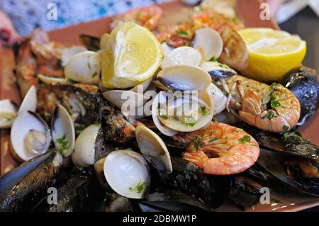 Meeresfrüchte-Mahlzeit auf dem La Boqueria Markt in Barcelona, Katalonien, Spanien Stockfoto