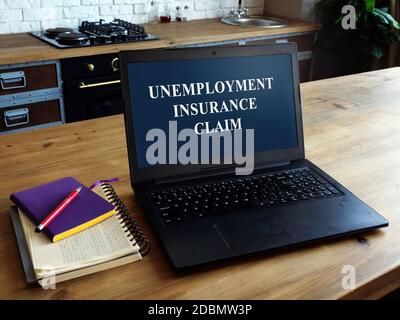 Notebook mit offenen Arbeitslosenversicherung Anspruch auf einem Tisch in einem Haus. Stockfoto