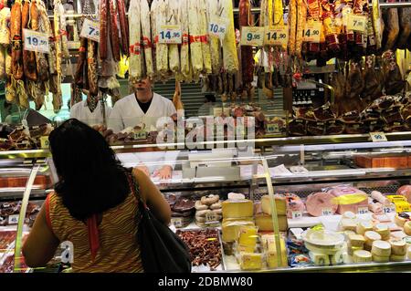 Wurstwaren und Käse auf dem La Boqueria Markt in Barcelona, Katalonien, Spanien Stockfoto