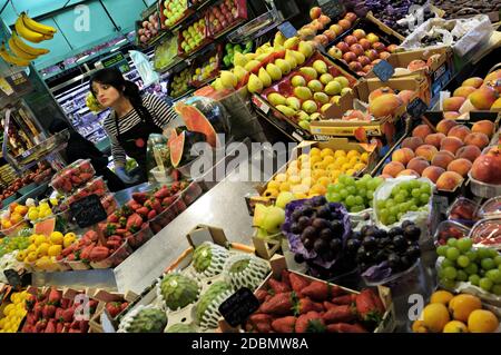 Verschiedene Früchte auf dem La Boqueria Markt in Barcelona, Katalonien, Spanien Stockfoto