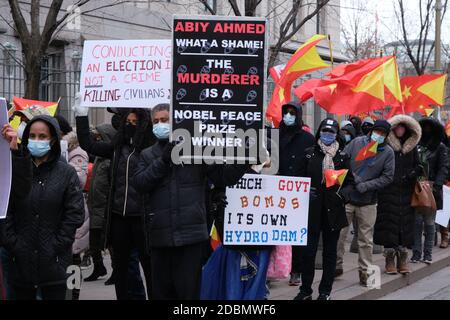 Ottawa, Kanada. November 2020. Über 300 Menschen gingen auf die Straßen von Ottawa, um gegen den Krieg in der Region Tigray in Äthiopien und gegen die Offensive von Premierminister Abiy Ahmed gegen sie zu protestieren. Sie hielten vor der Botschaft der Vereinigten Staaten von Amerika an, um eine Intervention in den Konflikt zu fordern. Abiy, der Friedensnobelpreisträger des vergangenen Jahres, lehnt weiterhin internationale Bitten um Dialog und Deeskalation im zweiwöchigen Konflikt ab. Kredit: Meanderingemu/Alamy Live Nachrichten Stockfoto