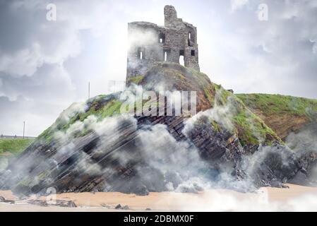 Ballybunion Burgruinen auf Klippen in nebligen Nebel Stockfoto