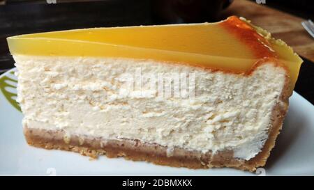 Zitronenkäsekuchen auf einem weißen Teller. Selbstgemacht. Stockfoto