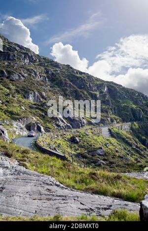 Berge und Klippen an der Conor Pass auf den wilden Atlantik der Kerry Way Stockfoto