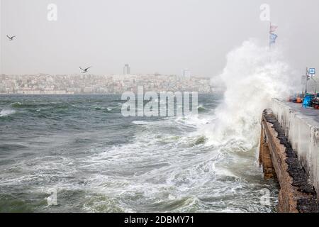 Maidens Tower und Südwestwind Sturm mit Wellen in Istanbul, Türkei Stockfoto