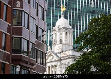 Das Victoria Palace Theater in der Victoria Street mit dem Nova Gebäude im Hintergrund, London England Großbritannien Stockfoto