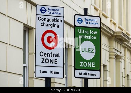 Staugebühr und Ultra Low Emission Zone Zeichen, London England Vereinigtes Königreich Großbritannien Stockfoto