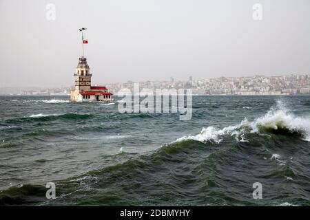 Maidens Tower und Südwestwind Sturm mit Wellen in Istanbul, Türkei Stockfoto