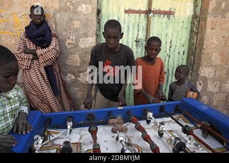 Timbuktu Street Life, Kinder bezahlen Tischfußball in Timbuktu, Mali, Afrika. Stockfoto