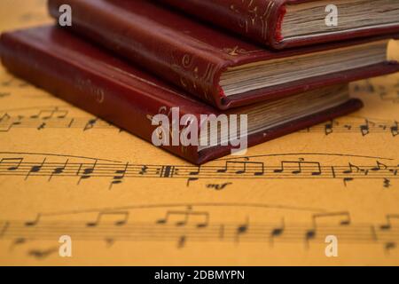 Noten und alte Bücher Stockfoto