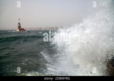 Maidens Tower und Südwestwind Sturm mit Wellen in Istanbul, Türkei Stockfoto