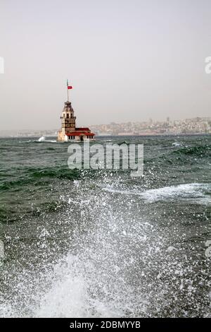 Maidens Tower und Südwestwind Sturm mit Wellen in Istanbul, Türkei Stockfoto