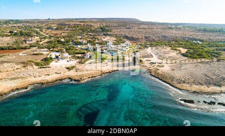 Vogelperspektive auf den Strand Ammos tou Kambouri, Ayia Napa, Cavo Greco, Famagusta, Zypern. Die Wahrzeichen Touristenattraktion felsiger Strand mit goldenem Stockfoto