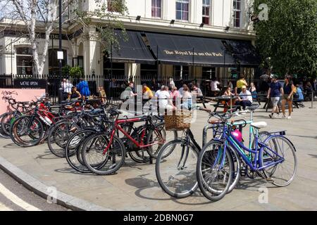 Menschen, die vor dem Royal Inn on the Park Pub in Hackney, London sitzen England Vereinigtes Königreich Großbritannien Stockfoto