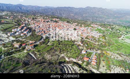 Antenne Blick aus der Vogelperspektive Wahrzeichen Reiseziel tal Pano Lefkara Dorf, Larnaca, Zypern. Keramische Fliesen- Haus Dächer, griechisch-orthodoxen Ch Stockfoto