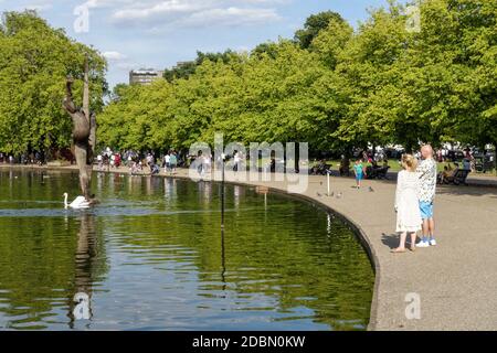 Menschen genießen sonnigen Tag in Victoria Park, London England Vereinigtes Königreich Großbritannien Stockfoto