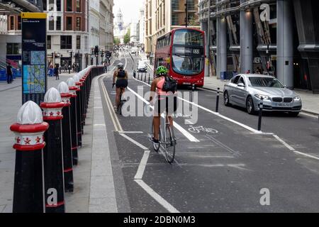 Eine temporäre Fahrradspur auf der Cannon Street, London England Vereinigtes Königreich Großbritannien Stockfoto