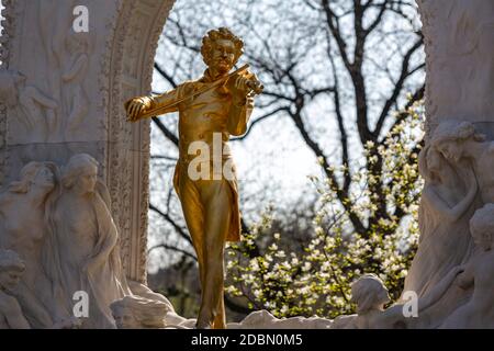 Johann Strauss Denkmal, Edmund Hellmers goldenes Strauss Denkmal im Stadtpark, Wien, Österreich, Stockfoto