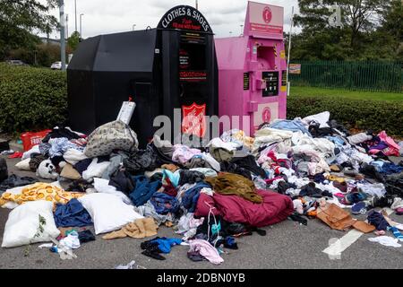 Stapel von alten Kleidern und Schuhen um Charity Kleidung Sammlung Behälter, London England Vereinigtes Königreich Großbritannien Stockfoto