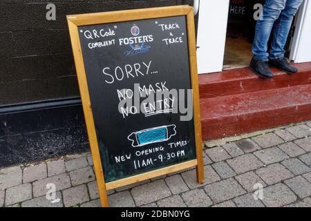 Keine Maske kein Eintrittsschild am Eingang zum Pub in London, England Großbritannien Stockfoto