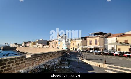 Panoramablick auf eine Straße entlang des Meeres von ​​Alghero Im Sommer Stockfoto