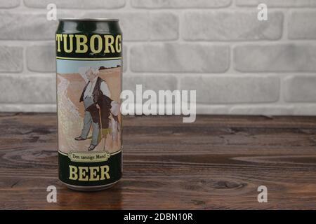 Eine alte Aluminiumdose von Tuborg Deutschland Bier gegen die  Backsteinmauer. THE DURSTIGE MANN Stockfotografie - Alamy