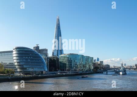 Der Shard Wolkenkratzer, das Rathaus und das More London Riverside am Südufer der Themse in London, England Großbritannien Stockfoto