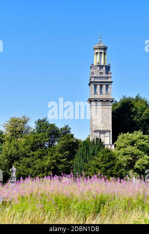 Beckfords Turm und Museum, auch bekannt als Lansdown Tower, Bath, Somerset an einem sonnigen Tag Stockfoto