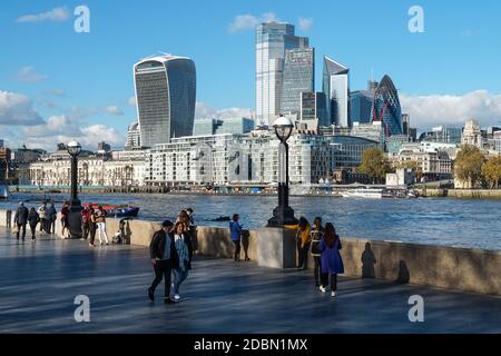 Menschen genießen sonnigen Tag am southbank der Themse mit den City Wolkenkratzer im Hintergrund, London England Großbritannien Stockfoto