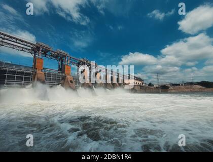 Wasserkraftwerk am Nistru Fluss in Dubasari (Dubossary), Transnistrien, Moldawien. Wasserkraftwerk, Wasserdamm, erneuerbare Energiequelle, Stockfoto