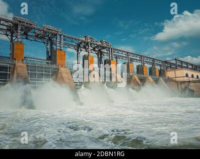 Wasserkraftwerk am Nistru Fluss in Dubasari (Dubossary), Moldawien. Wasserkraftwerk, Wasserdamm, erneuerbare Energiequelle, industrielle CO Stockfoto