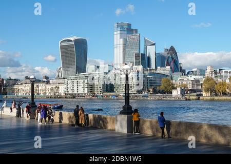 Menschen genießen sonnigen Tag am southbank der Themse mit den City Wolkenkratzer im Hintergrund, London England Großbritannien Stockfoto