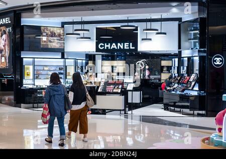 Hongkong, China. November 2020. Französische multinationale Chanel Kleidung und Beauty-Produkte Markengeschäft in Hongkong gesehen. Kredit: Budrul Chukrut/SOPA Images/ZUMA Wire/Alamy Live Nachrichten Stockfoto