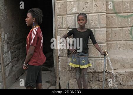 Kinder und Straßenleben in Timbuktu , Mali, Africa.running Wasserhahn Stockfoto