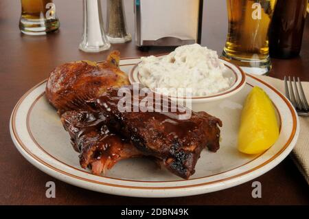 Gegrillte Rippchen und Huhn mit Krautsalben und Bier Stockfoto