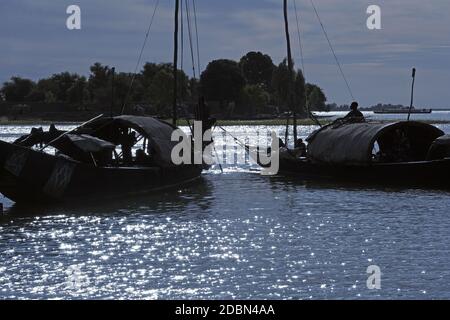 Pirogue (Frachtschiff) auf dem Fluss Niger in der Nähe von Timbuktu in Mali, Westafrika. Stockfoto