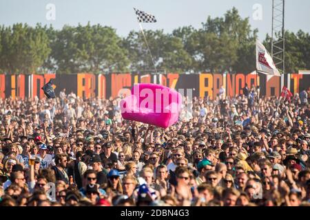 Roskilde, Dänemark. Juli 2015. Mit Blick auf eine Konzertmenge von Festivalbesuchern während eines Live-Konzerts beim dänischen Musikfestival Roskilde Festival 2015. (Foto: Gonzales Photo - Lasse Lagoni). Stockfoto