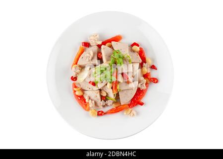 Würzige vietnamesische Wurst Salat auf weißem Keramikplatte isoliert auf weißem Hintergrund mit Clipping-Pfad Stockfoto