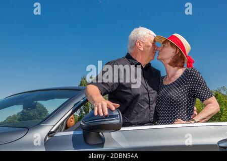 Älteres Ehepaar in Love Ride in Cabrio Stockfoto