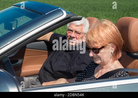 Senior Paar in Sport Auto an einem sonnigen Tag Stockfoto