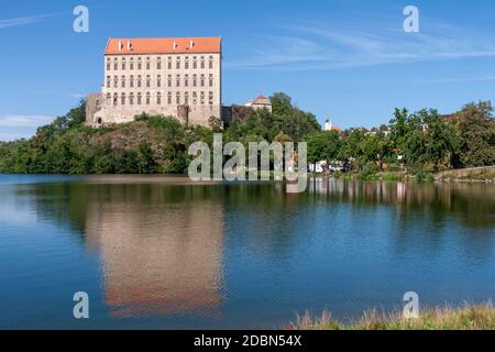 Plumlov Schloss in Mähren in der Tschechischen Republik in Europa. Burg wurde auf einem felsigen Hügel gebaut. Die Burg spiegelt sich auf der Oberfläche des Teiches. Stockfoto